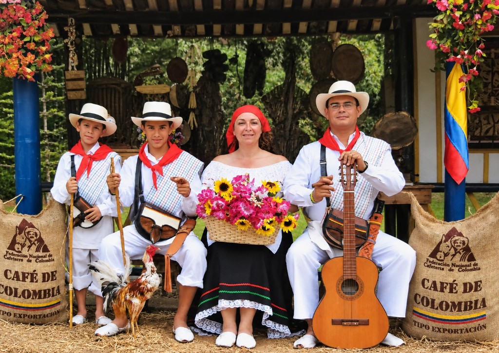 La familia vestida de arrieros en el Parque del Café