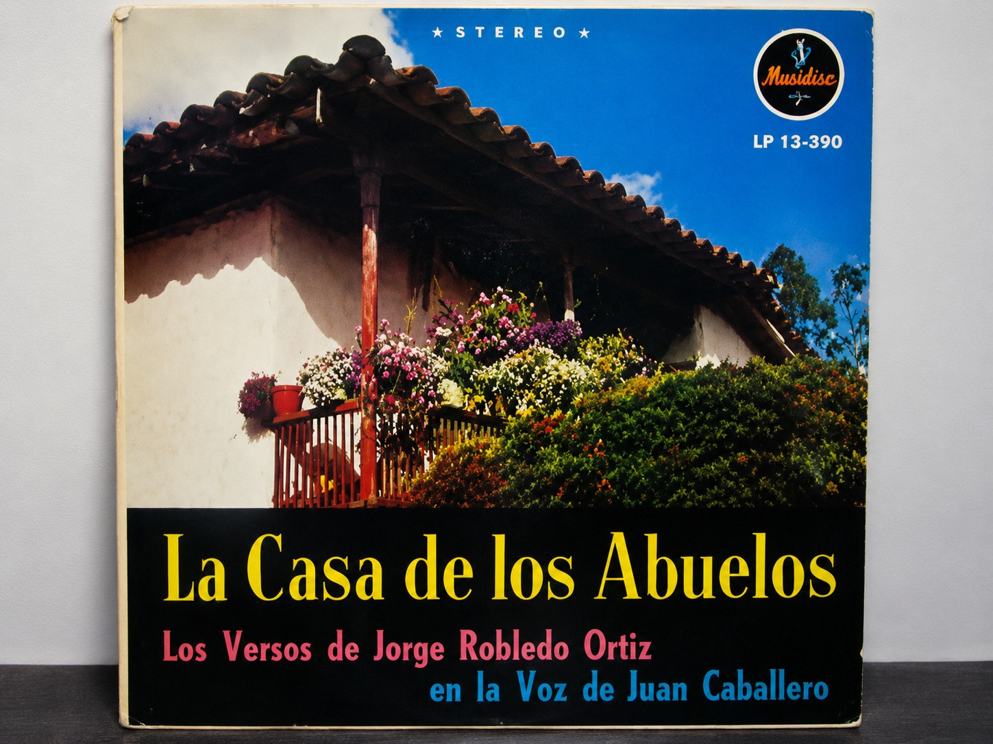 Portada del LP La Casa de los Abuelos, con versos de Jorge Robledo Ortiz en la voz de Juan Caballero