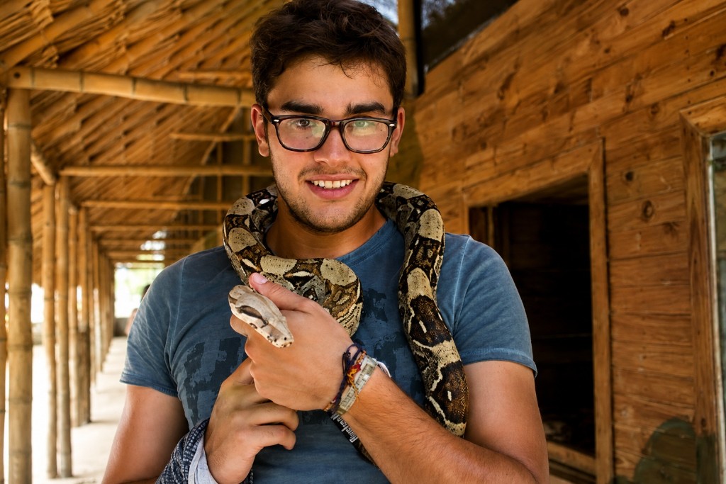 Juanes en Marasha, Amazonas peruano, con una boa sobre los hombros