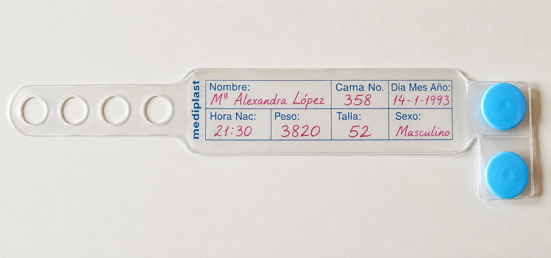 Manilla de identificación del recién nacido: 14 de enero de 1993, 21:30, 3.820 g, 52 cm