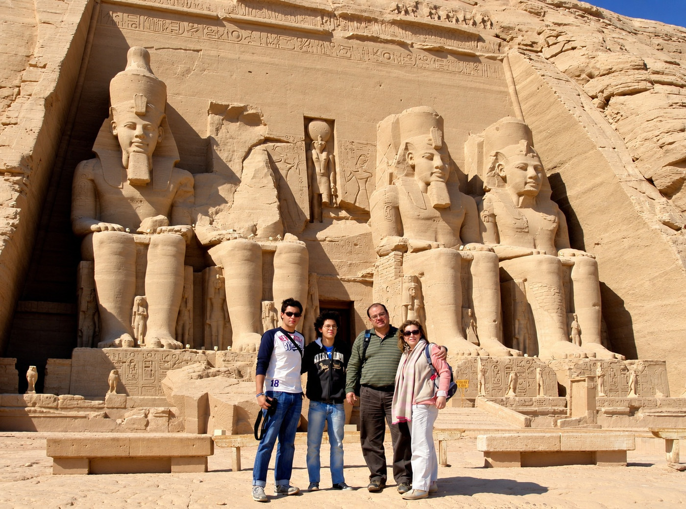 Juanes, Danny, Jairo y Alexandra frente a las cuatro estatuas colosales de Ramses II en Abu Simbel