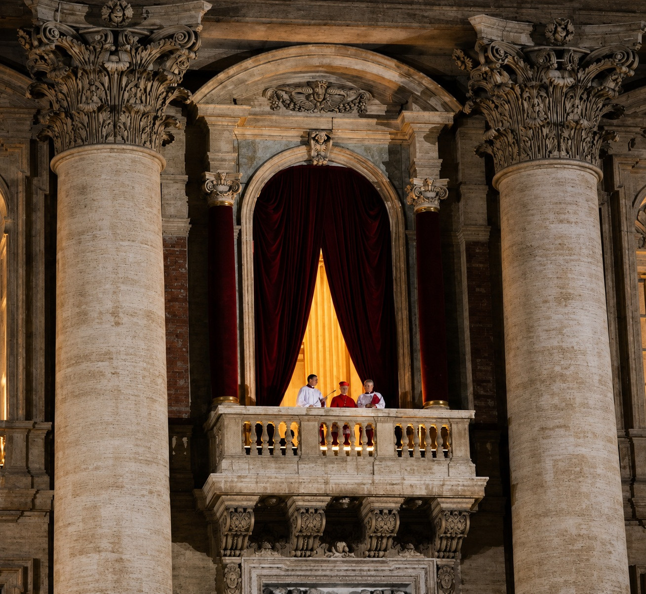 El Proto-Diácono en el balcón de la Basílica de San Pedro anunciando Habemus Papam